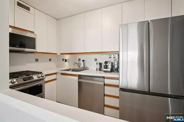 Fort Lee, NJ 07024,555 North AVE #11-L