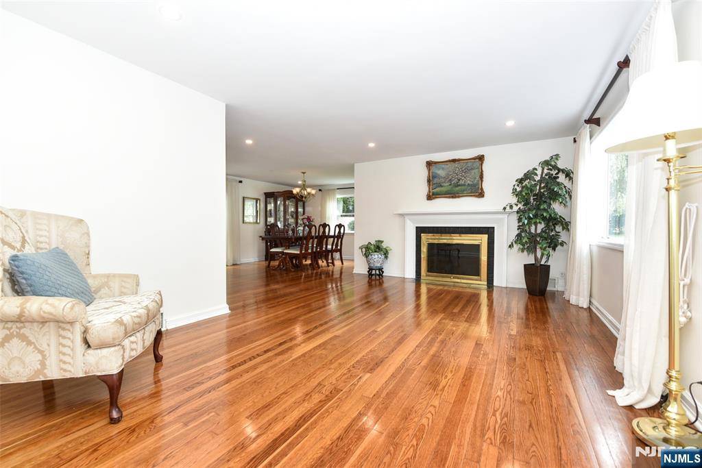 Waldwick, NJ 07463,28 Malcolm ST