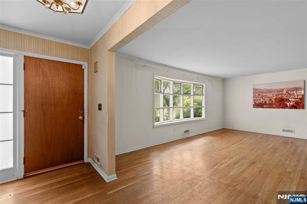 Cresskill, NJ 07626,2 Churchill RD