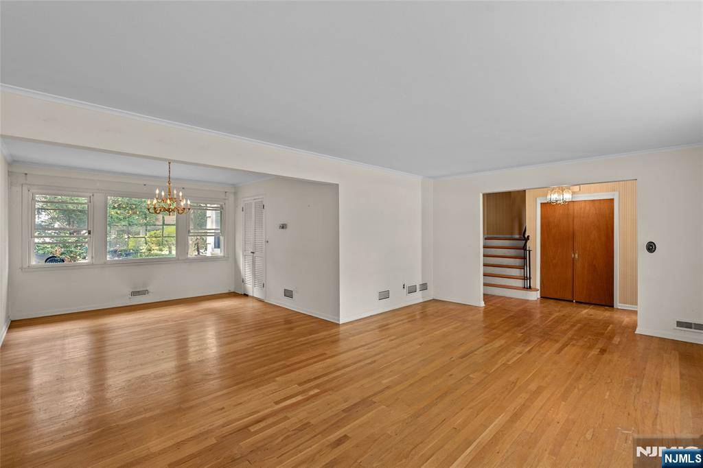Cresskill, NJ 07626,2 Churchill RD