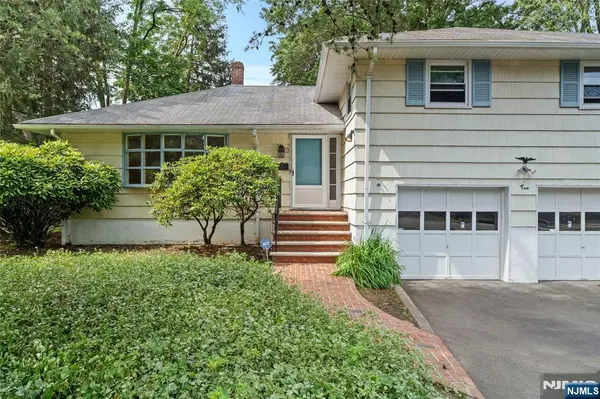 Cresskill, NJ 07626,2 Churchill RD