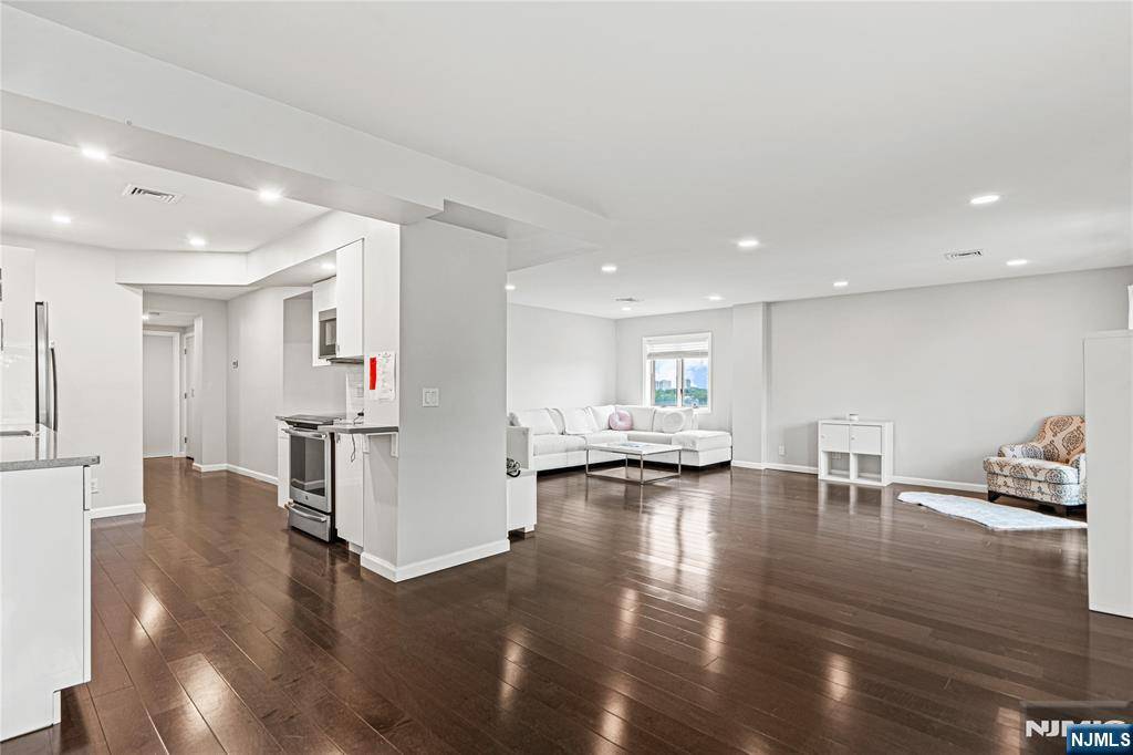 Cliffside Park, NJ 07010,633 Palisade #6B
