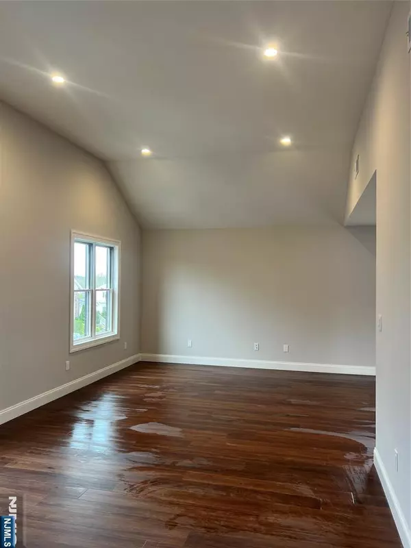 Elmwood Park, NJ 07407,17 Martha AVE