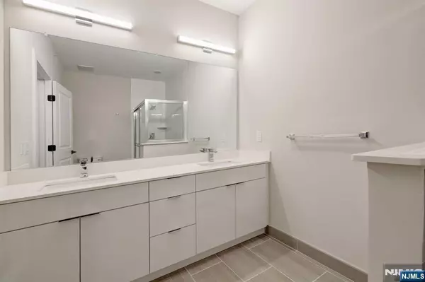Hillsdale, NJ 07642,305 Patterson ST #201
