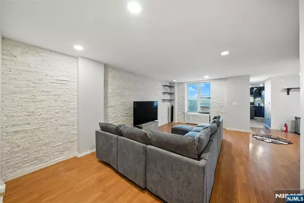 50 Glenwood AVE #702, Jersey City, NJ 07306