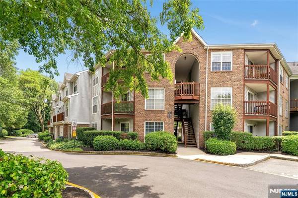 150 Lynette DR, Fort Lee, NJ 07024