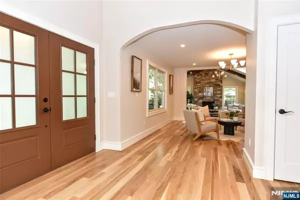 Wyckoff, NJ 07481,20 Van Schaik LN