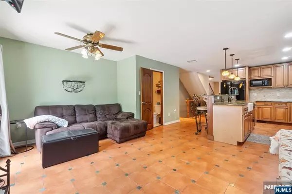 Cliffside Park, NJ 07010,16 Oakdene AVE