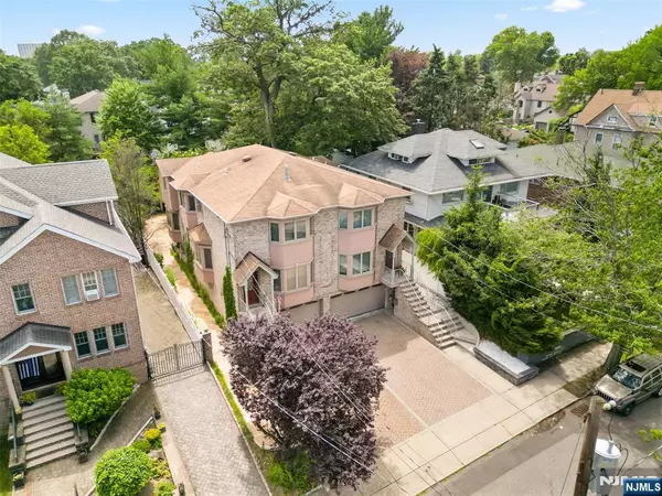 Cliffside Park, NJ 07010,16 Oakdene AVE