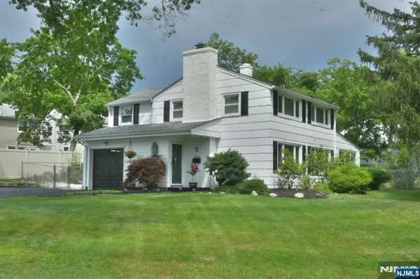 16 Malcolm ST, Waldwick, NJ 07463