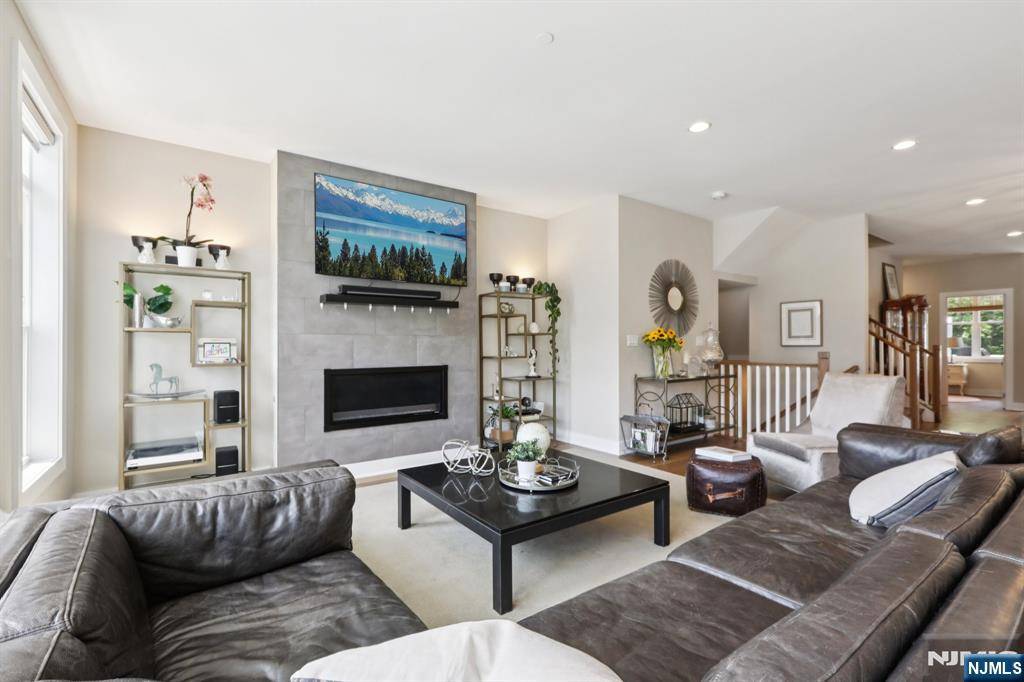 Montvale, NJ 07645,53 Cranberry LN