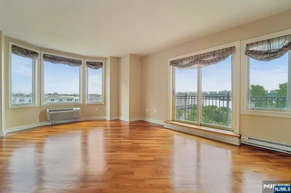 Edgewater, NJ 07020,6210 City PL
