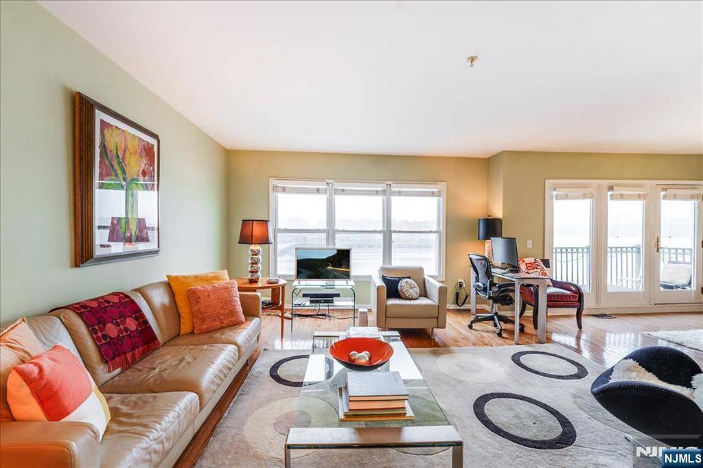 Edgewater, NJ 07020,252 The Promenade #252