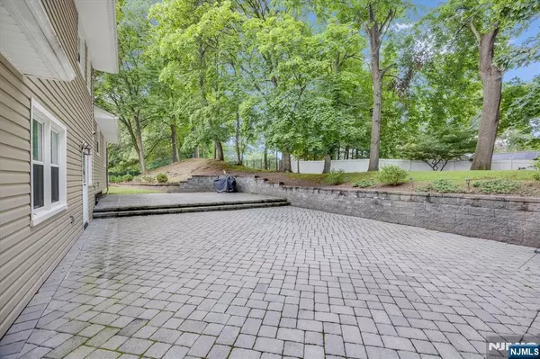 Little Falls, NJ 07424,1 Brook CT