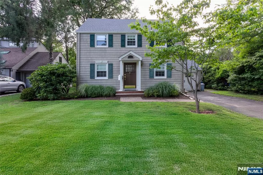 Tenafly, NJ 07670,11 Harsen RD