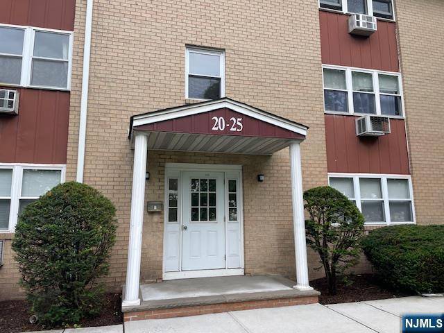 Secaucus, NJ 07094,2 Radio AVE #C22