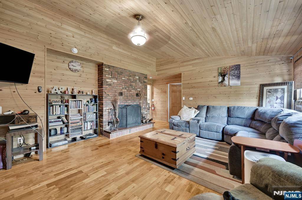 West Milford, NJ 07480,5 Pheasant LN