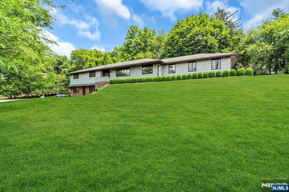 Upper Saddle River, NJ 07458,366 Saddle River RD