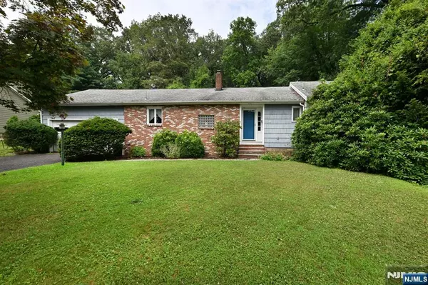 16 Butternut AVE, Midland Park, NJ 07432