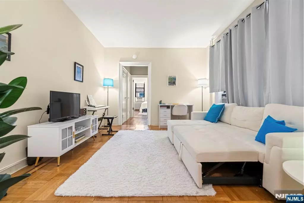 Weehawken, NJ 07086,1055 Boulevard #D3