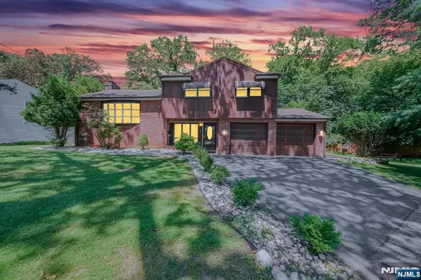 4 Henderson CT, Pompton Lakes, NJ 07442
