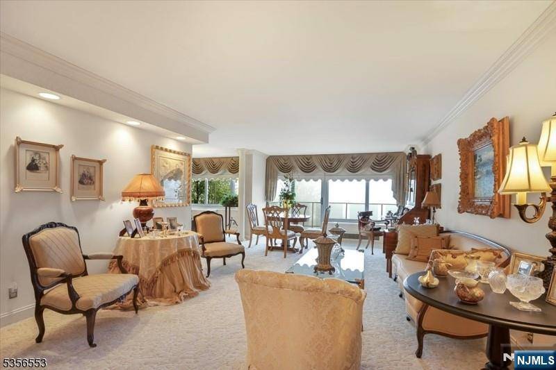 Verona, NJ 07044,1 Claridge DR #123