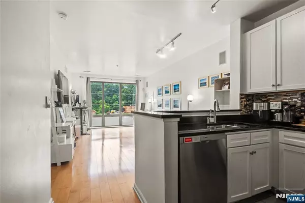 West New York, NJ 07093,24 Ave At Port Imperial #328