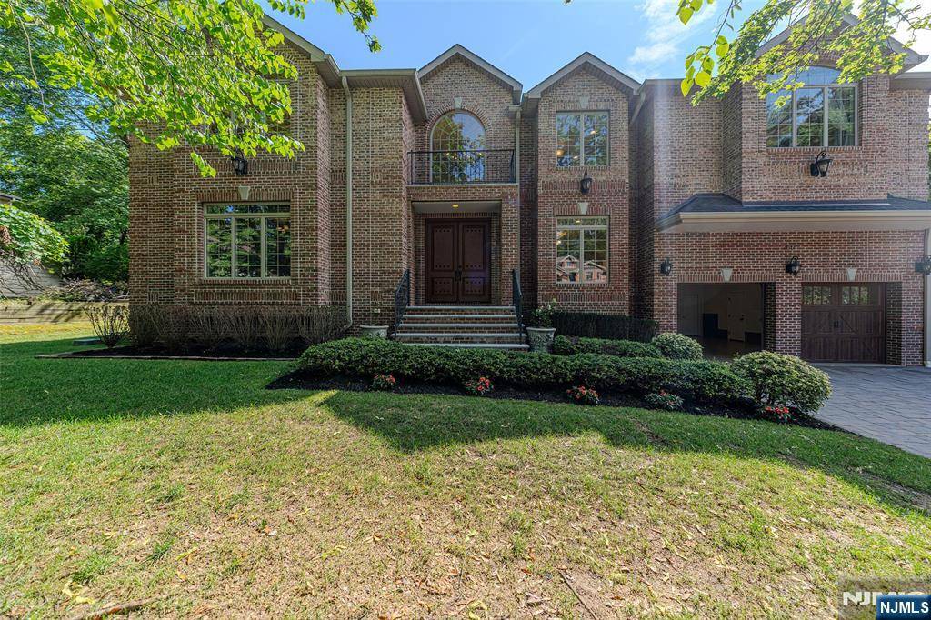 186 Hickory LN, Closter, NJ 07624
