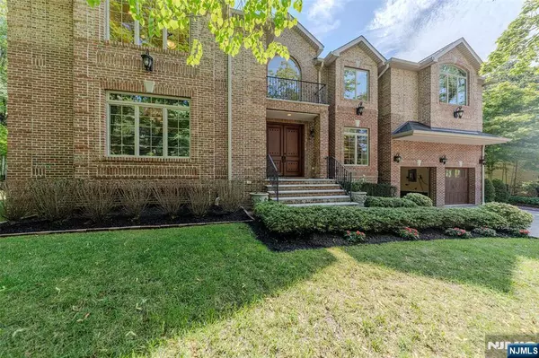 Closter, NJ 07624,186 Hickory LN