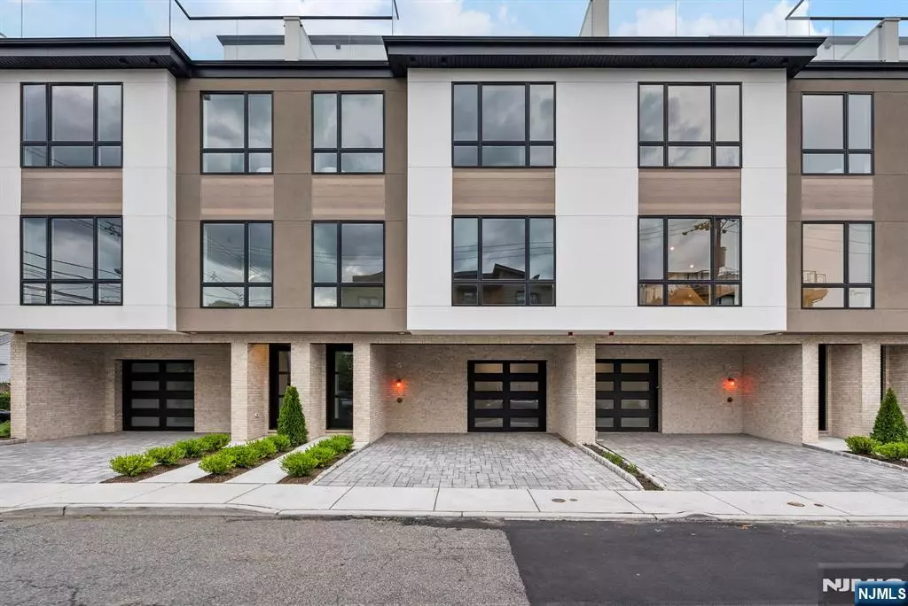 Fort Lee, NJ 07024,2284 7th AVE