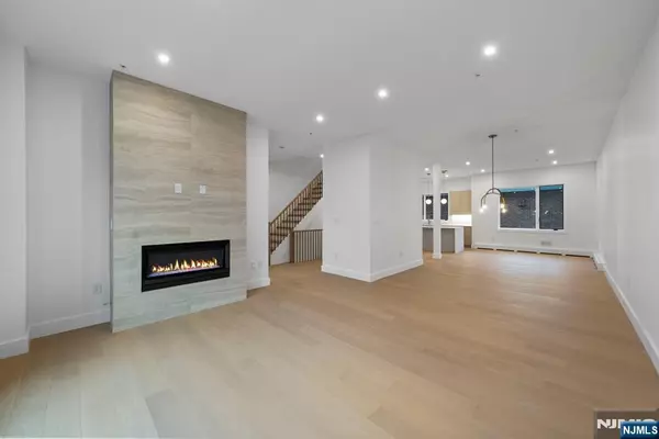 Fort Lee, NJ 07024,2284 7th AVE