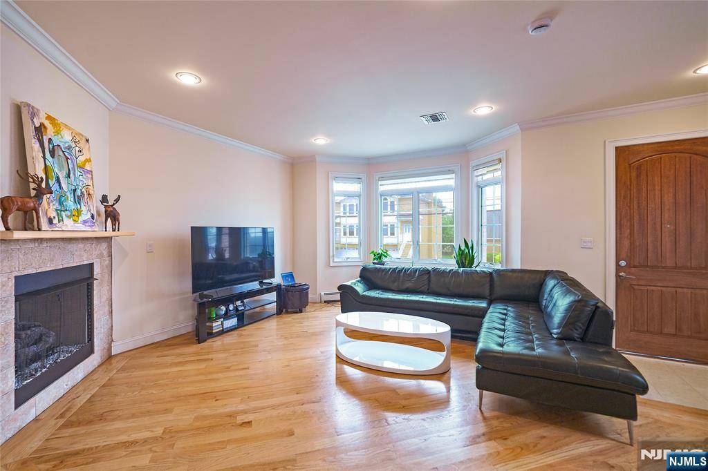 Palisades Park, NJ 07650,25 Edsall AVE #A