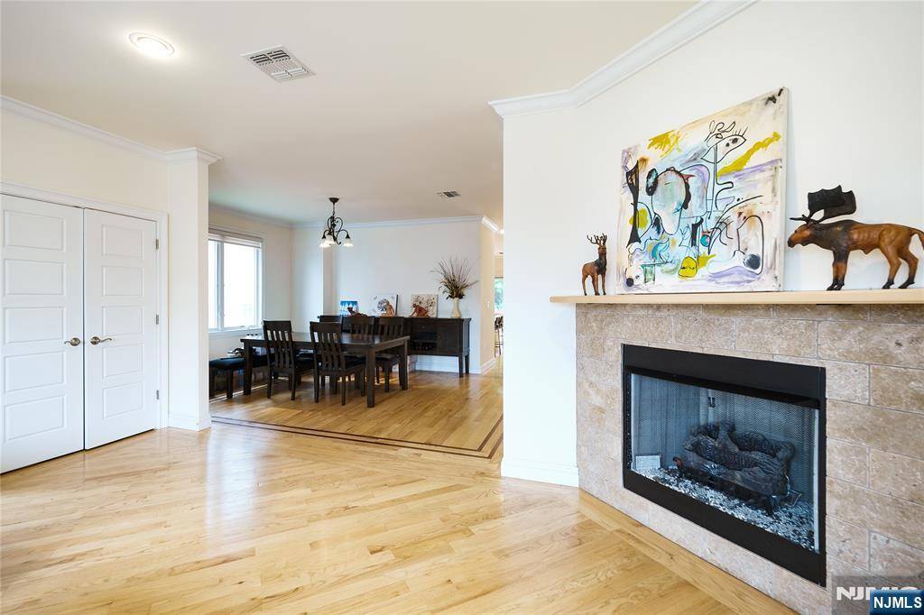 Palisades Park, NJ 07650,25 Edsall AVE #A