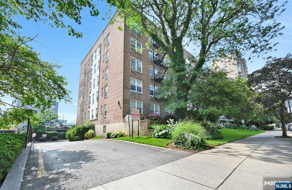 2160 Center AVE #5R, Fort Lee, NJ 07024