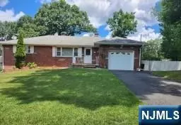 40 Crestmont RD, Little Falls, NJ 07424