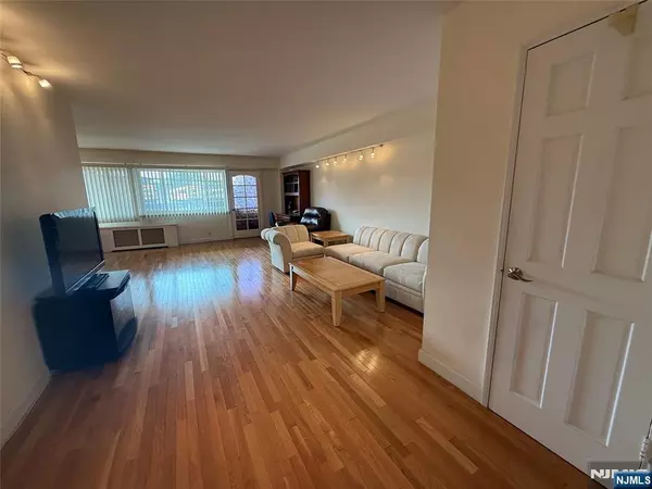 Fort Lee, NJ 07024,2185 Lemoine AVE #2G