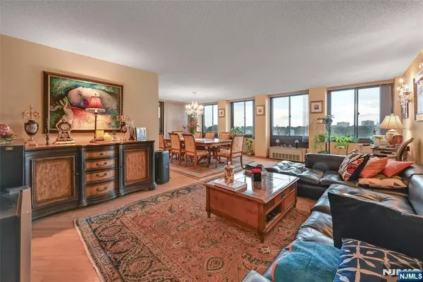 Cliffside Park, NJ 07010,300 Winston DR #603