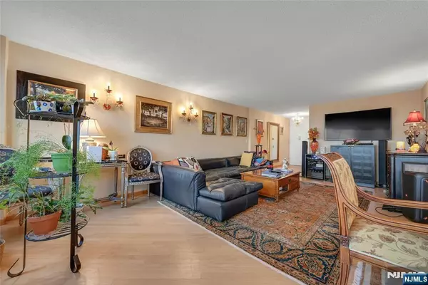 Cliffside Park, NJ 07010,300 Winston DR #603