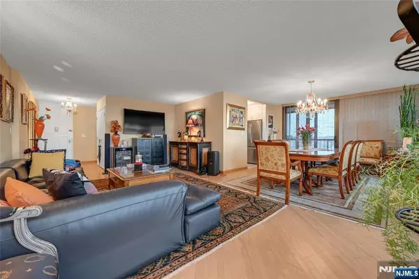 Cliffside Park, NJ 07010,300 Winston DR #603