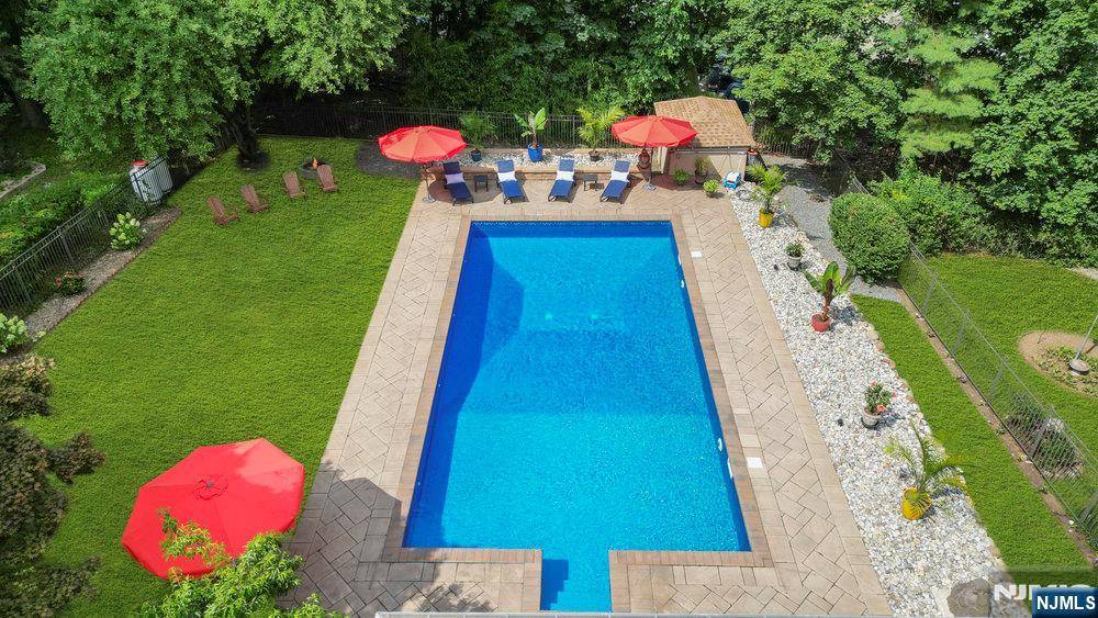 8 Crosby LN, Oakland, NJ 07436