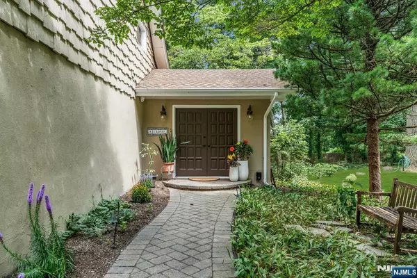 Oakland, NJ 07436,8 Crosby LN