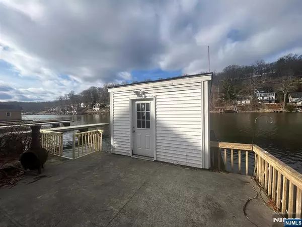 Hopatcong, NJ 07843,38 River Styx RD