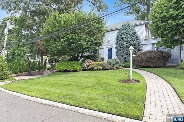 627 S Forest DR, Teaneck, NJ 07666