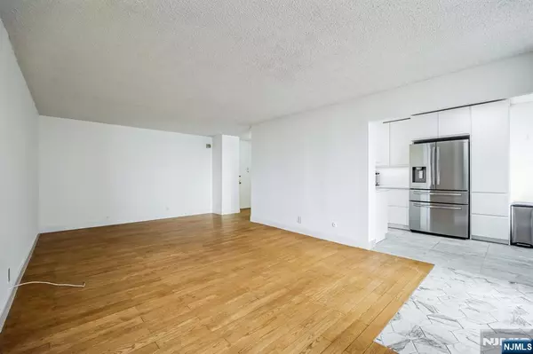 Cliffside Park, NJ 07010,300 Winston DR #2020
