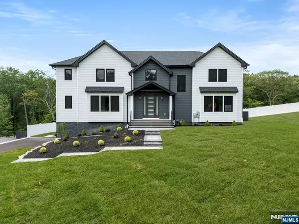 91 Heritage DR, West Milford, NJ 07480