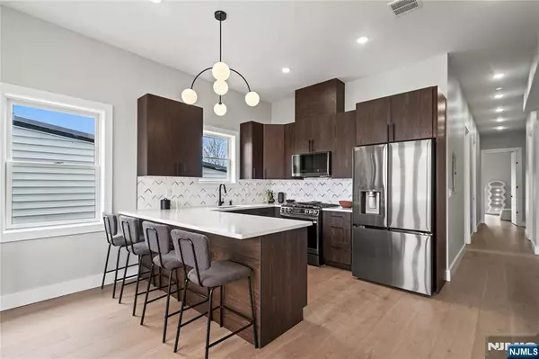 Jersey City, NJ 07307,28 Cambridge AVE #2