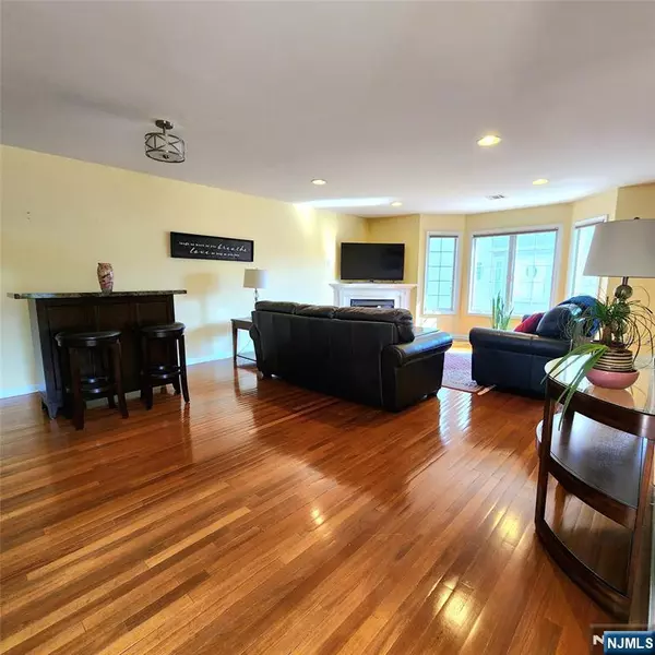 Lyndhurst, NJ 07071,49 Stuyvesant AVE #9