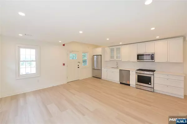 Ridgewood, NJ 07450,153 Dayton ST #6