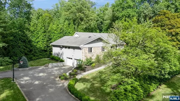 Tenafly, NJ 07670,2 Brae CT
