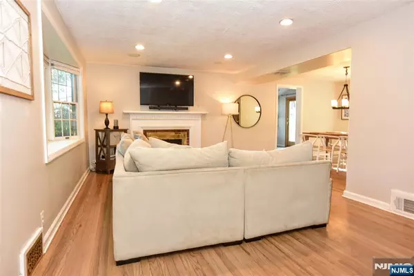 Waldwick, NJ 07463,40 Campbell ST